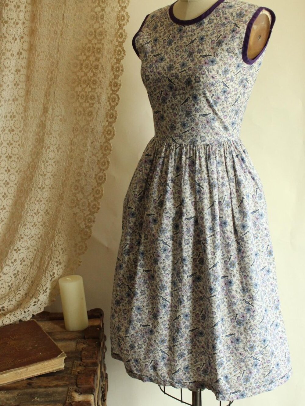 Vintage 1950s Dress with Pockets, Bluebird Print in Purple Blue and White Cotton - Picture 9 of 13